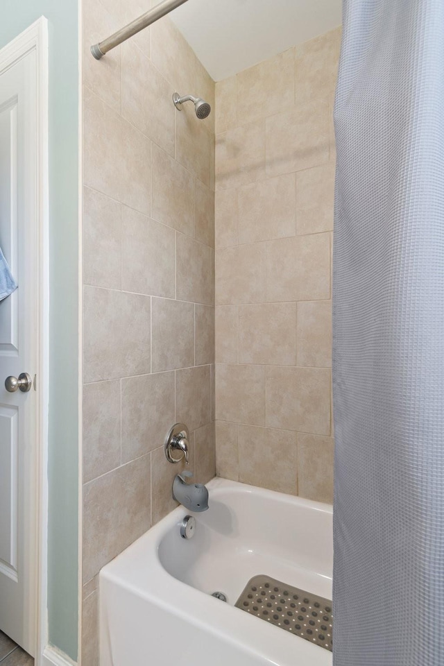 bathroom with shower / tub combo