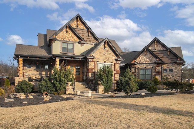 craftsman inspired home featuring a front lawn