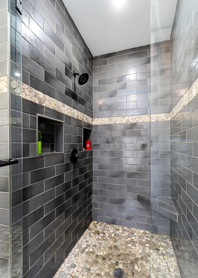 bathroom featuring a tile shower