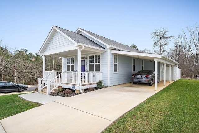 view of front facade featuring a porch, a carport, and a front lawn