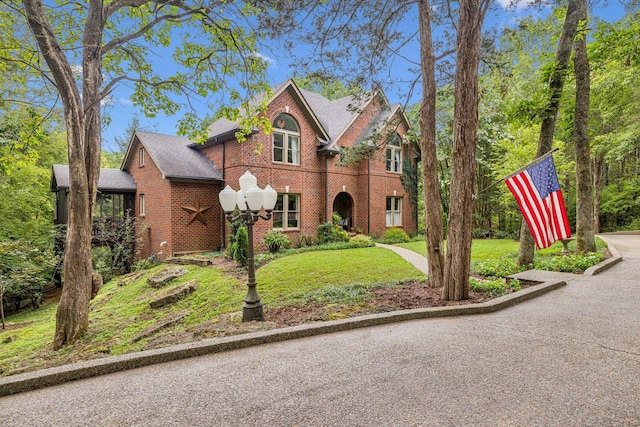 view of front facade with a front yard