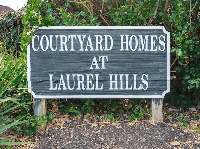 view of community / neighborhood sign