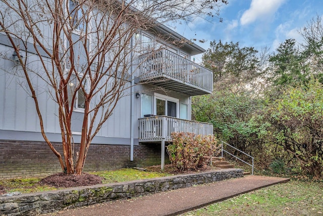 exterior space featuring a balcony