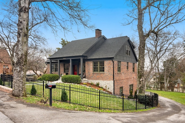 view of front facade featuring a front lawn