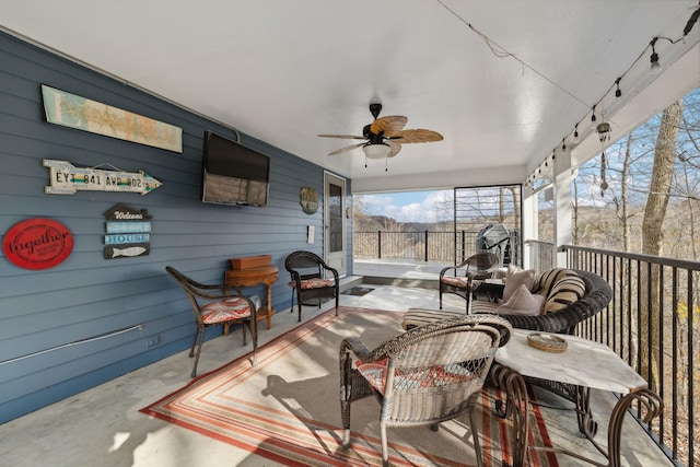 sunroom with ceiling fan