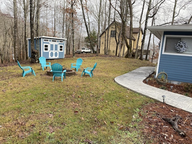 view of yard featuring a storage unit