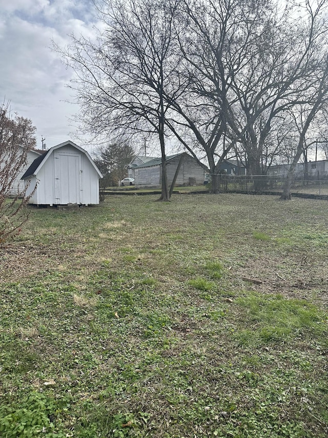 view of yard with a storage unit