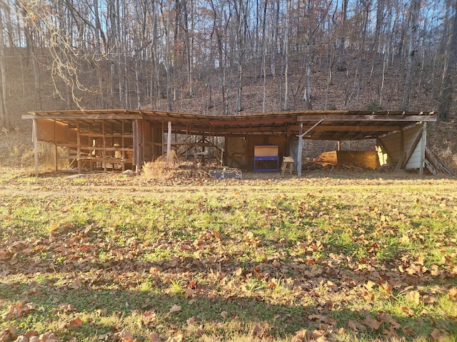 view of yard with an outdoor structure