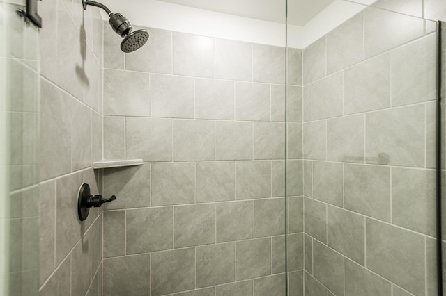 bathroom featuring tiled shower