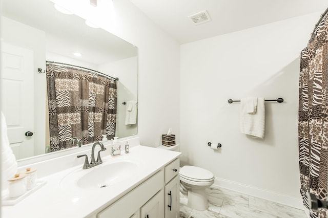 bathroom with a shower with curtain, vanity, and toilet