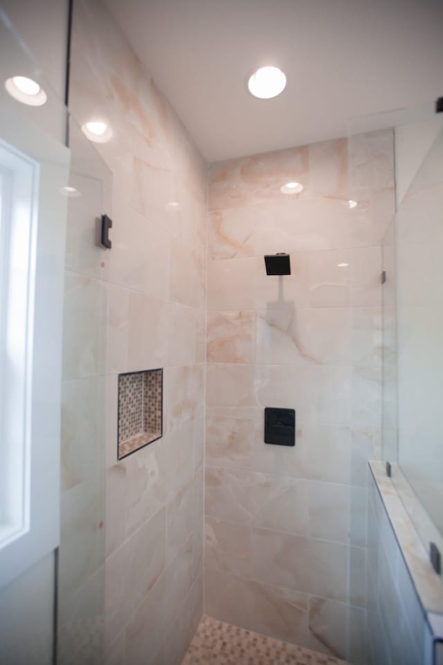 bathroom featuring tiled shower