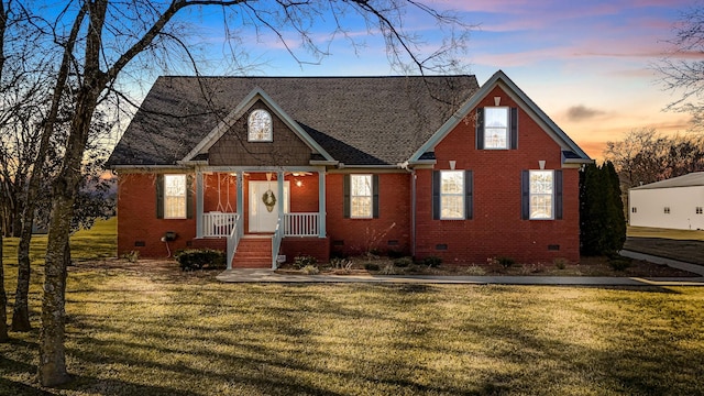 view of front of property featuring a lawn