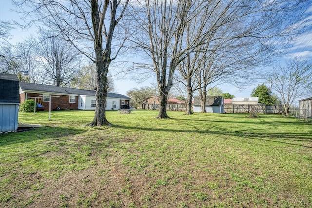 view of yard featuring a shed