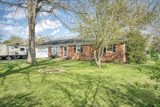 ranch-style home featuring a front lawn