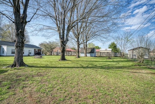 view of yard featuring an outbuilding