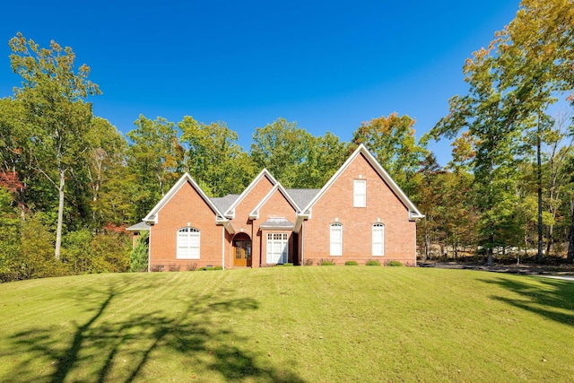 view of front of house featuring a front lawn