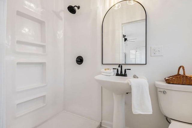 bathroom featuring walk in shower, toilet, and ceiling fan