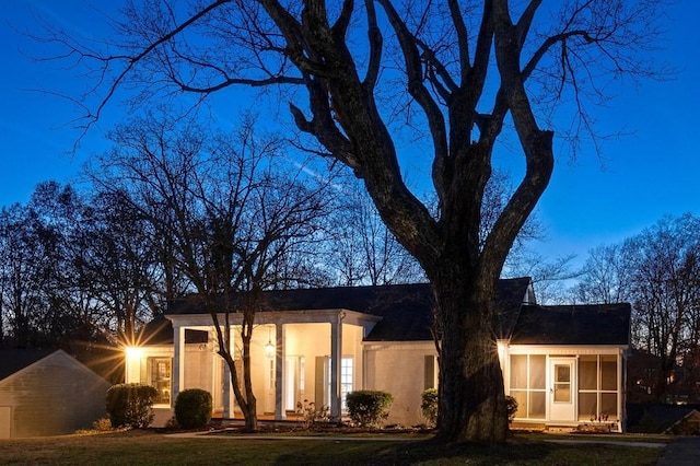 view of front of house featuring a yard