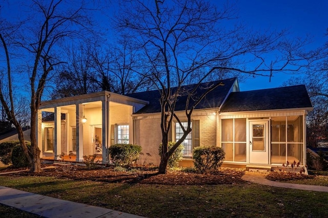 view of front of property featuring a front yard