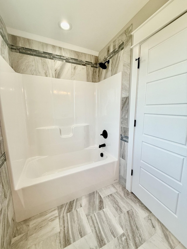 bathroom featuring tiled shower / bath combo