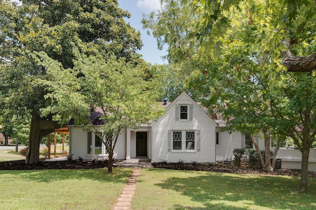 view of front of property featuring a front yard