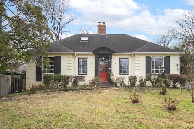 view of front of home featuring a front lawn