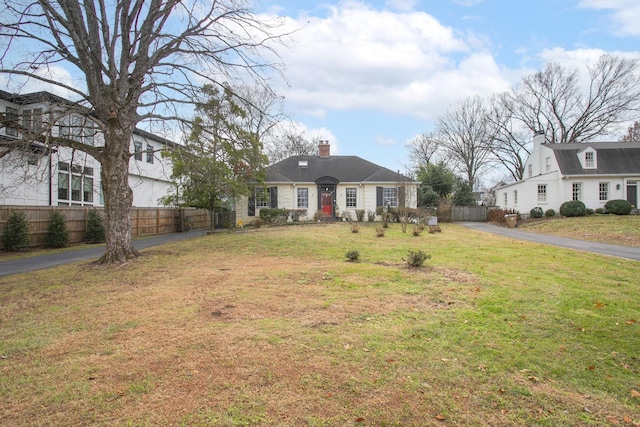 view of front of property featuring a front yard