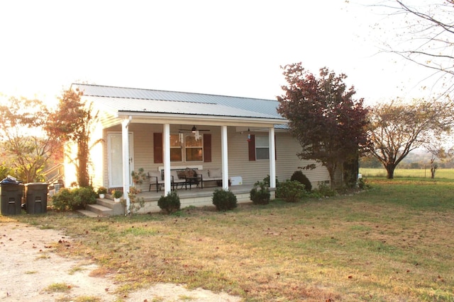 view of front facade featuring a front yard and covered porch