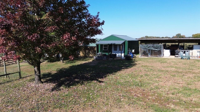 view of yard featuring an outbuilding