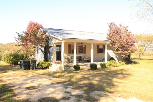 view of front facade featuring covered porch and a front lawn