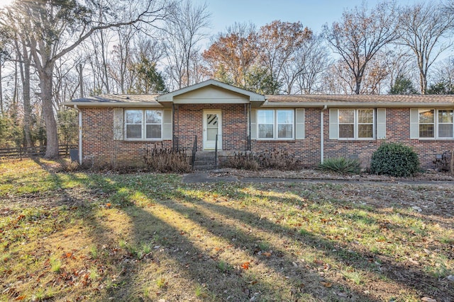 ranch-style home featuring a front lawn