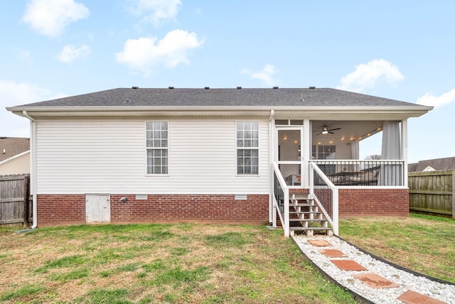 view of front facade with ceiling fan and a front yard