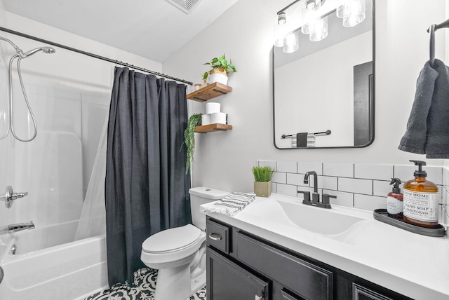 full bathroom featuring shower / tub combo with curtain, vanity, toilet, and tasteful backsplash