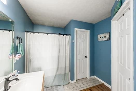 bathroom with sink, shower / tub combo, and hardwood / wood-style floors