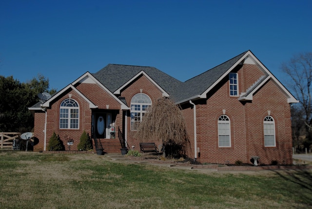 view of front property featuring a front lawn