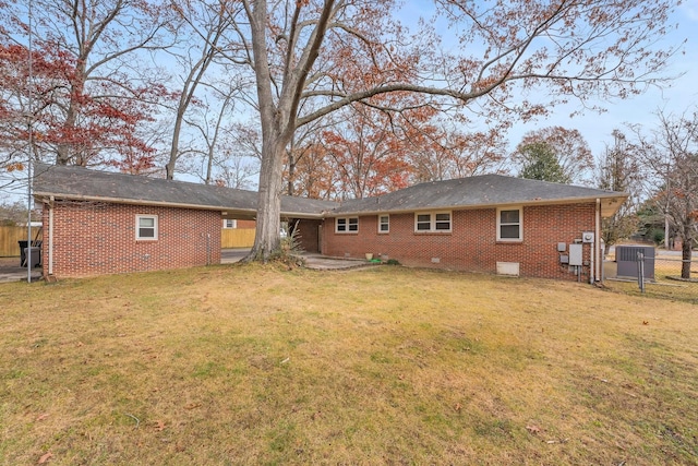 back of house featuring a lawn