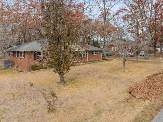 view of front facade featuring cooling unit and a front yard