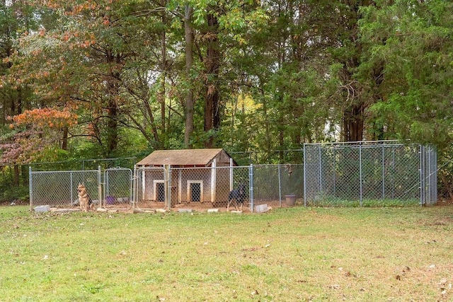 view of yard featuring an outdoor structure