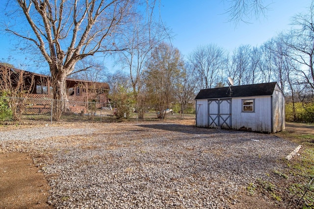 view of yard with a storage shed