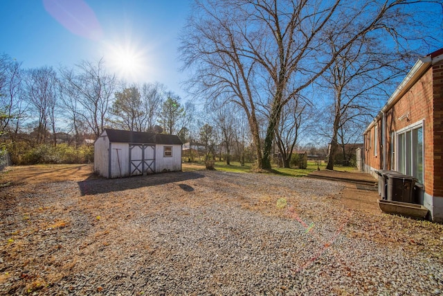 view of yard featuring a storage unit