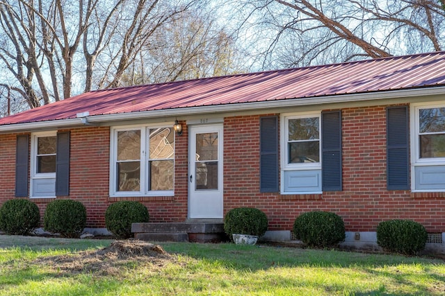 single story home with a front lawn