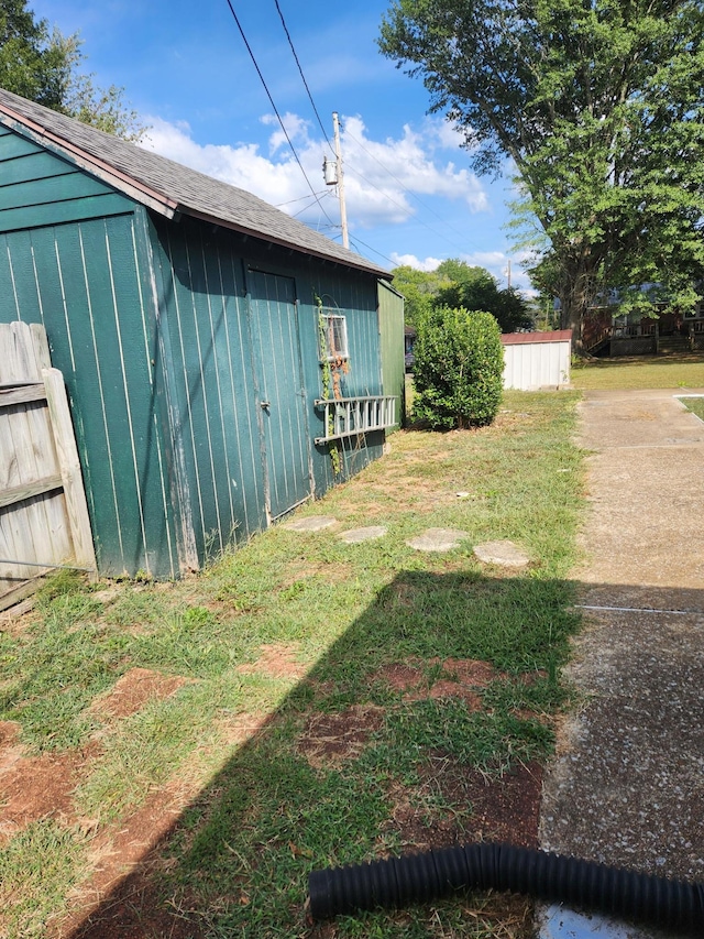 view of yard featuring a storage unit