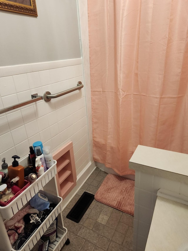 bathroom featuring tile walls