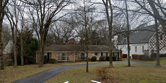 view of front facade with a front lawn