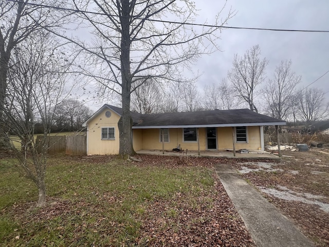 view of front of house featuring a front lawn