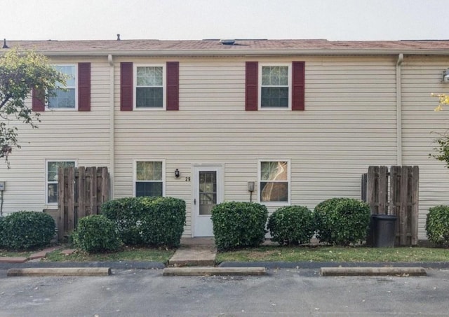 townhome / multi-family property featuring uncovered parking and fence