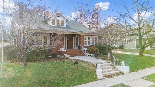 view of front of property featuring a porch and a front yard