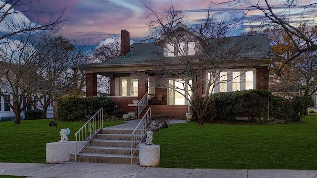 view of front of property with a yard