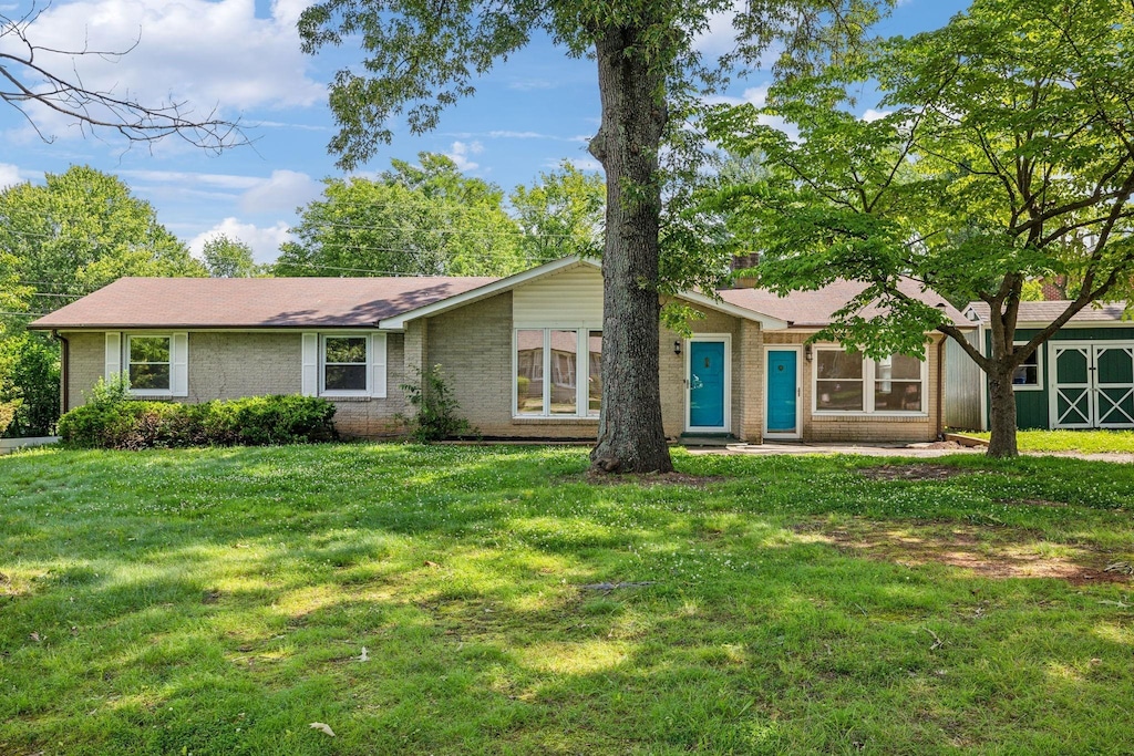 single story home featuring a front yard