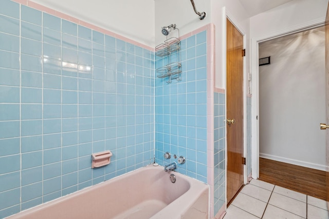 bathroom featuring wood-type flooring and tiled shower / bath combo